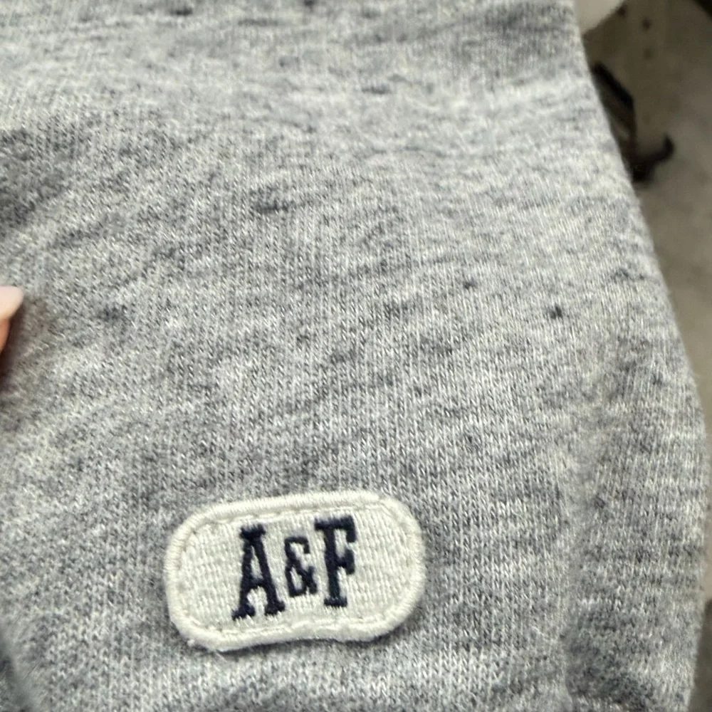 Abercrombie & Fitch Women's Gray Cropped Neck Sweatshirt Size Medium - Picture 3 of 8